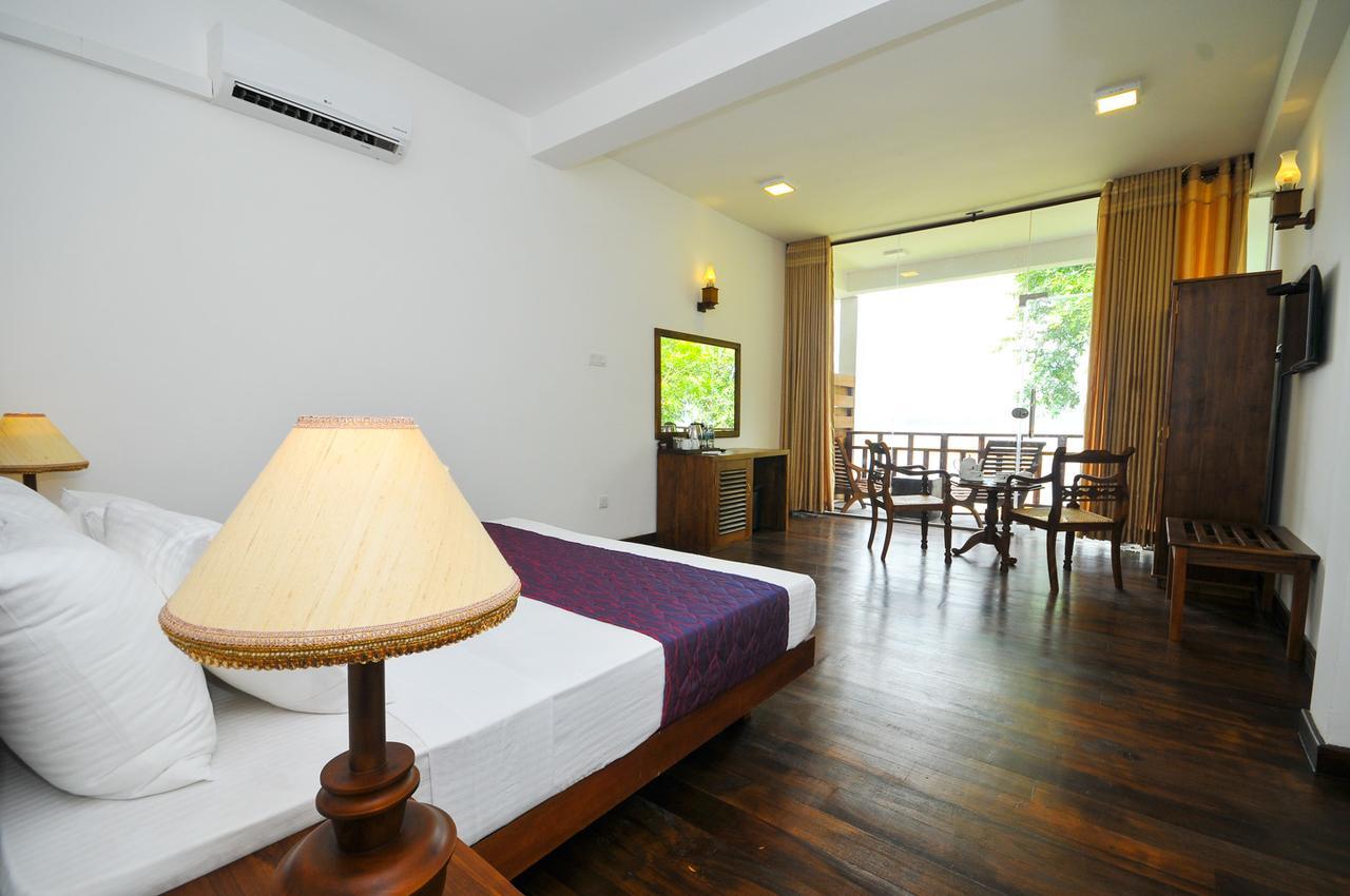 Yala Oga Reach Hotel Tissamaharama Bagian luar foto