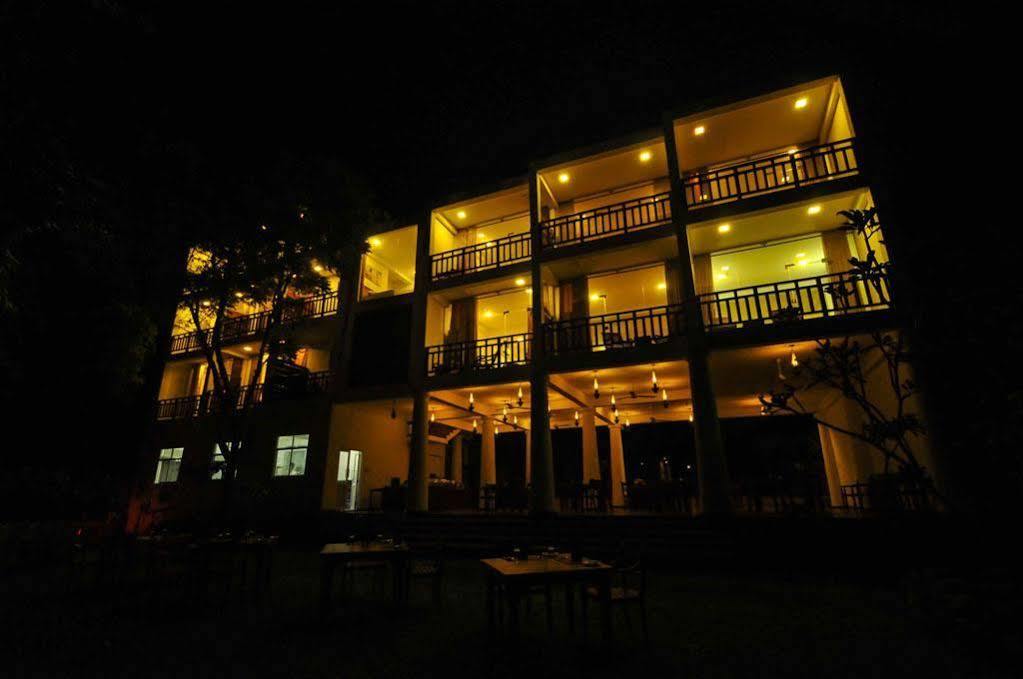 Yala Oga Reach Hotel Tissamaharama Bagian luar foto